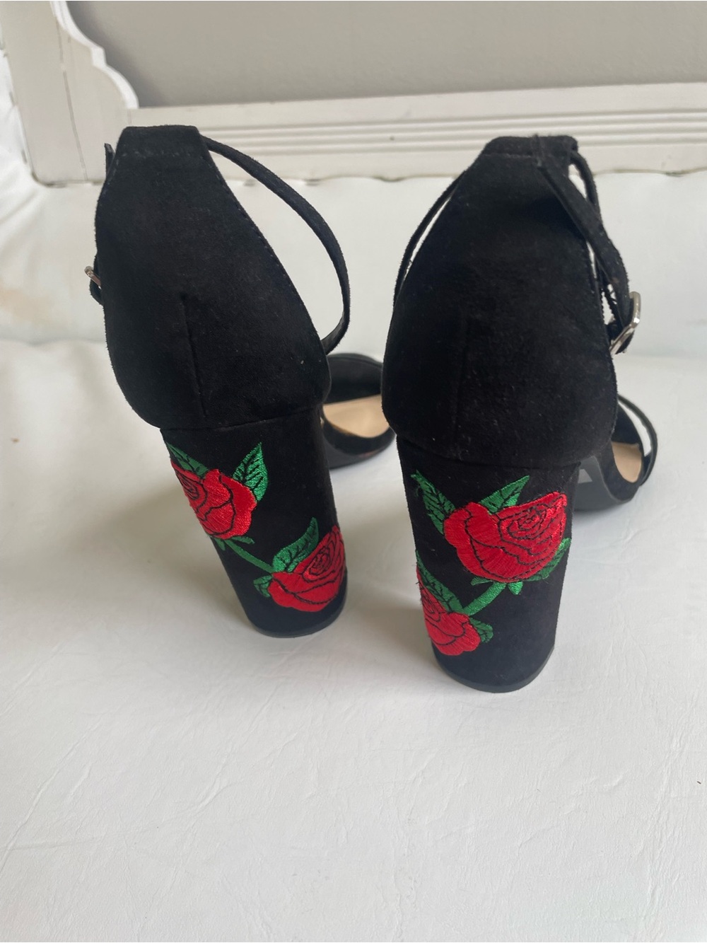 BLACK FAUX SUEDE OPEN TOE BLOCK HEELS RED ROSE GREEN STEM DETAIL WILD DIVA SHOE - Picture 6 of 9